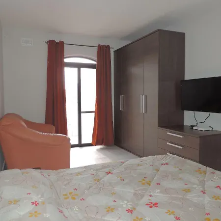 Antros, 1 Apartment